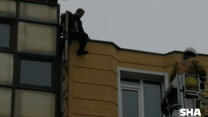 5 katlı binanın çatısına çıkan şahıs intihardan zar zor vazgeçirildi