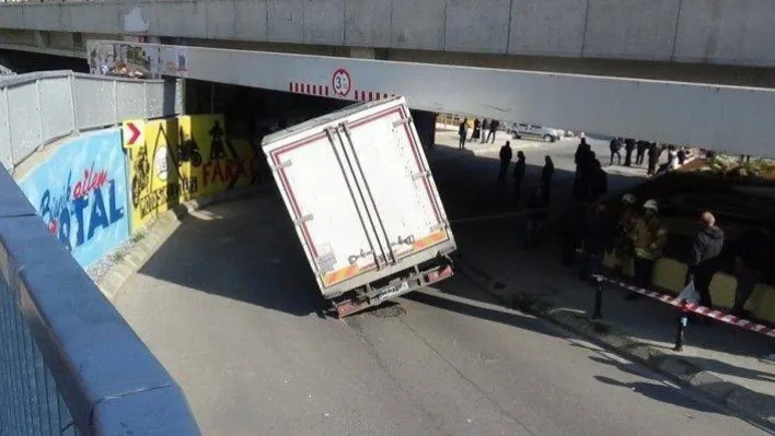 Altgeçitte ilerleyen kamyonet yol ile köprü arasına sıkışarak havada asılı kaldı
