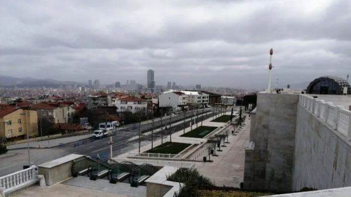 Çamlıca Camii korona virüs tedbirleri sebebiyle bu Cuma namazında da boş kaldı