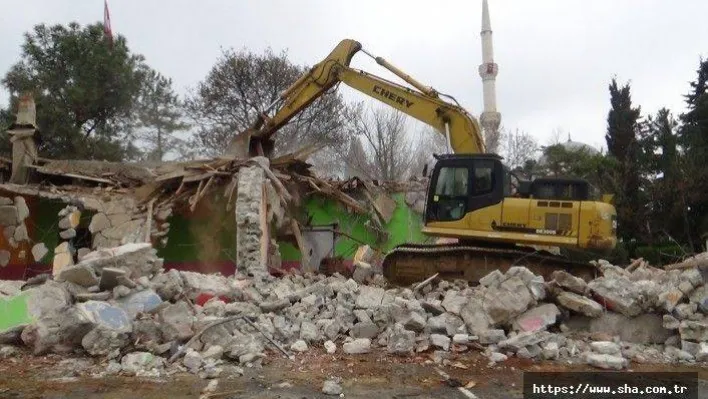 Çeltik'te hasar gören okulun yıkımına başlandı