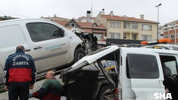 E-5'te hızını ayarlayamadı önündeki araca çarptı : 2 yaralı