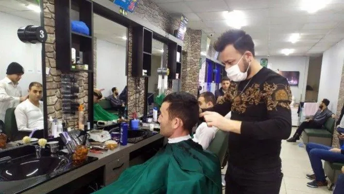 İçişleri Bakanlığının kararının ardından kuaför ve berberler doldu taştı