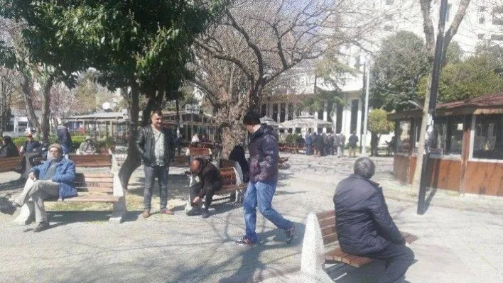 Kahvehaneler kapandı, seyyar satıcıdan çay alıp parklarda sohbet ettiler