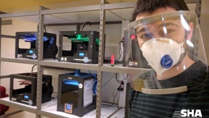 Kendi yaptığı 3 boyutlu yazıcılarda siperli maske üretiyor