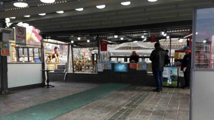 Tarihi Eminönü balık ekmek tekneleri de gel-al servise döndü