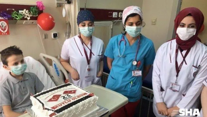 10 yaşındaki Baran'a hastane odasında 23 Nisan sürprizi