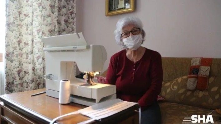 76 yaşındaki emekli avukat, eski patiskalardan maske yaptı