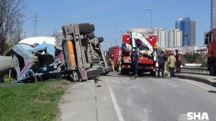 Ataşehir'de beton mikseri devrildi, sürücü araç içerisinde sıkıştı