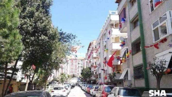 Avcılar'da çocuklar 23 Nisan coşkusunu camlardan şiir okuyarak yaşadı