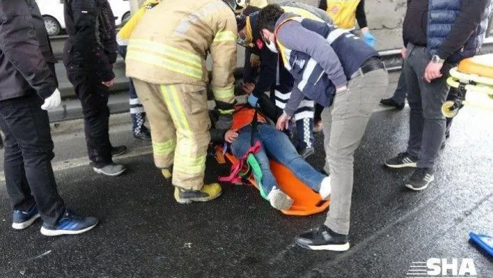 Bariyere çarparak sürüklenen araçtaki yaralı yanmaktan son anda kurtarıldı