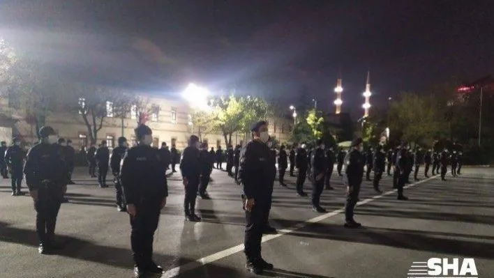 Bayrampaşa Çevik Kuvvet ekipleri 21.00'da İstiklal Marşı'nı okudu