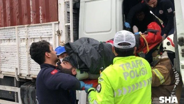 Beylikdüzü liman yolu TEM bağlantı istikametinde 2 tırın karıştığı kazada sürücülerden biri tırda sıkıştı. Kazada 2 kişi yaralanırken trafiğe kapanan yolda kilometrelerce kuyruk oluştu.