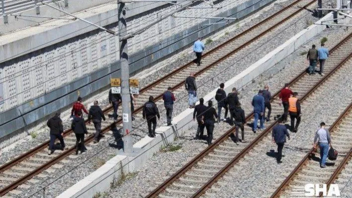 &quotÇantamda bomba var&quot diyerek tren raylarına oturdu