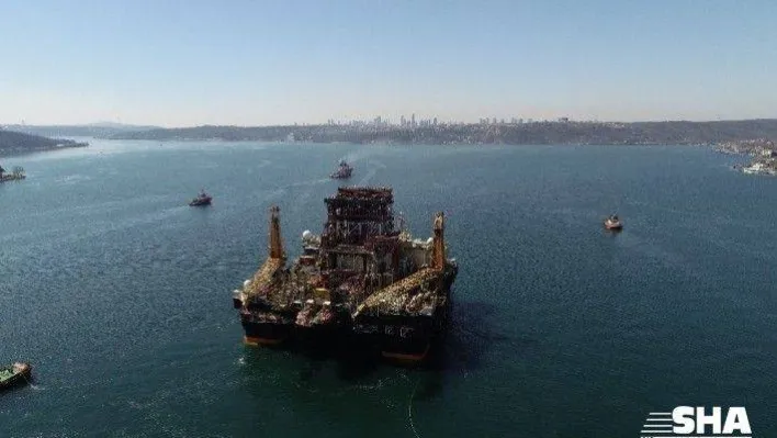 Dev petrol arama platformunun boğazdan geçişi havadan görüntülendi