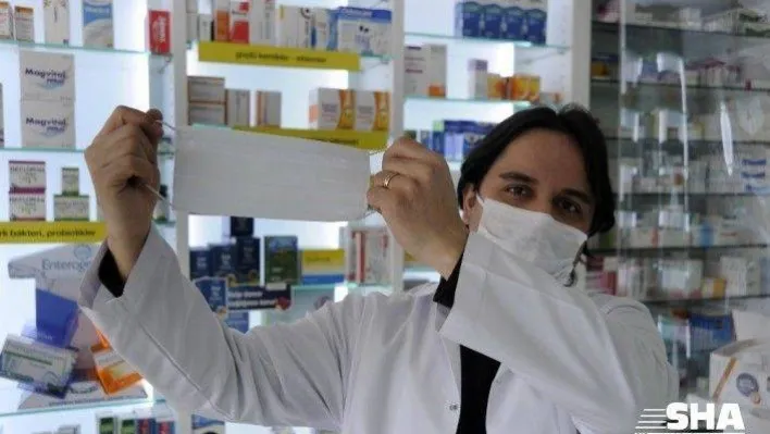 Eczanelerde ücretsiz maske dağıtımı devam ediyor
