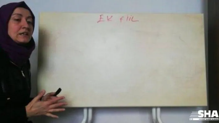 En fedakar öğretmen: Yemek masasını tahtaya çevirip ders anlattı