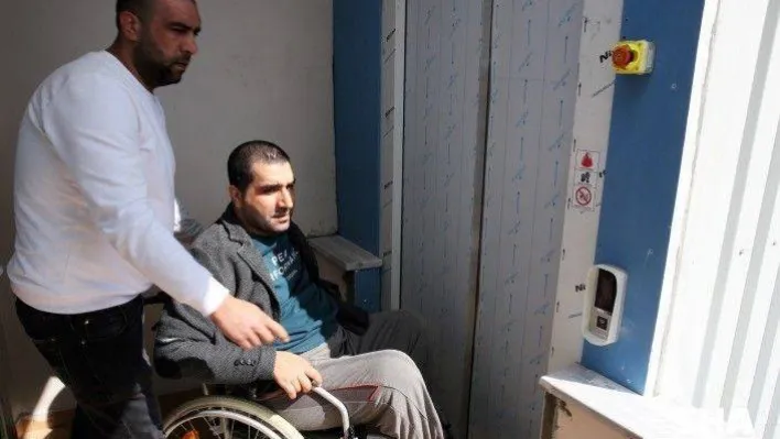 Engelli genç yaptırılan asansör sayesinde 12 yıl sonra sokakla buluştu