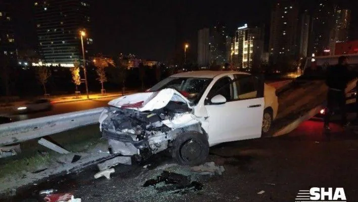 Esenyurt'ta kontrolden çıkan araç önce motosiklete sonra park halindeki araca çarptı: 2'si ağır 5 yaralı