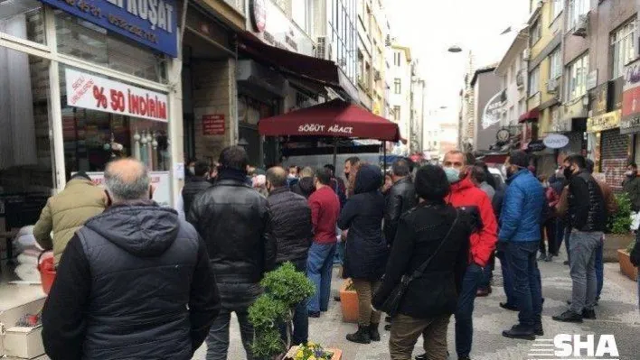 Esnaf kredisine başvurmak isteyen vatandaşlar sosyal mesafeyi hiçe saydı
