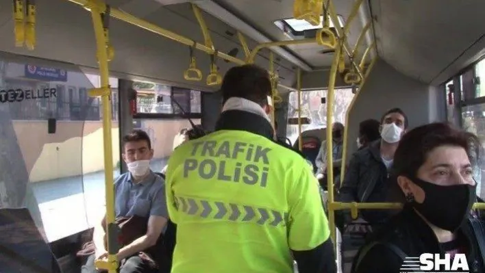 Fatih'te otobüste yan yana oturan vatandaşlar uyarıldı