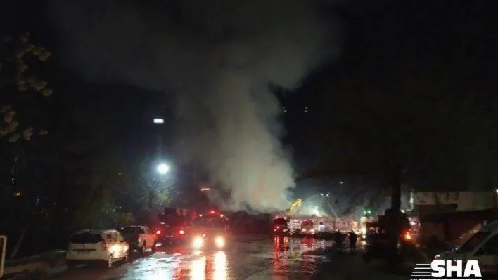 Halkalı'da yanan kağıt fabrikası 15 saat sonra kontrol altına alındı