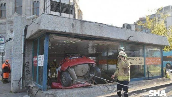 İETT otobüsüne çarpan araç Aksaray Yeraltı Çarşısı'na uçtu