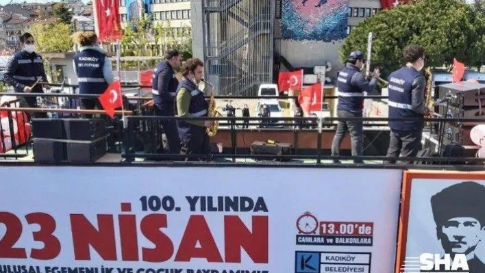 Kadıköy'de otobüslü bando takımı ile 23 Nisan kutlaması