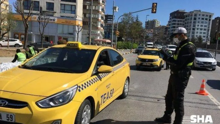 Kadıköy'de trafik polisleri, korona virüs denetimlerini sıklaştırdı