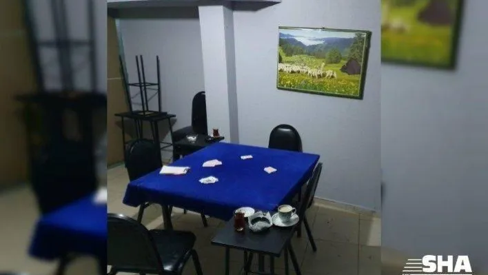 Korona virüse aldırmadan bir arada kumar oynayan şahıslar yakayı ele verdi