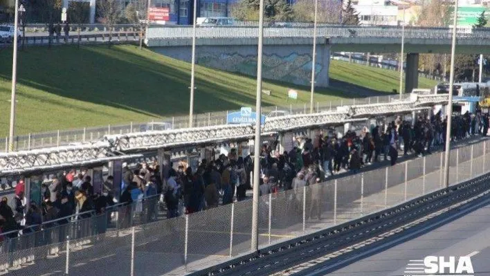 Metrobüs kazası nedeniyle Cevizlibağ'da yolcu yoğunluğu: Sosyal mesafe hiçe sayıldı