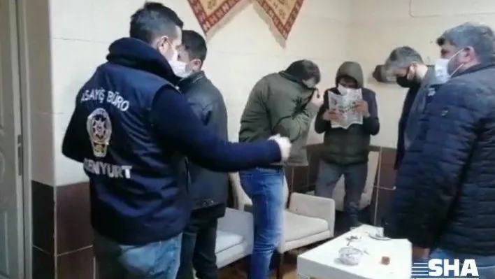 (Özel) Açık olan kafe basıldı, polisi görünce yüzlerini gazeteyle kapattılar