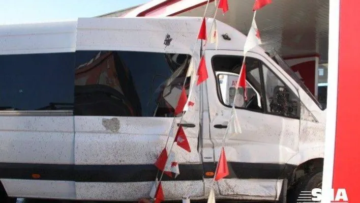(Özel) Bayrampaşa'da çevik kuvvet personelini taşıyan servis kaza yaptı: 3 yaralı
