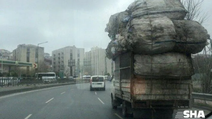 (Özel) Beyoğlu'nda aşırı yüklü kamyon, trafikte tehlike saçtı