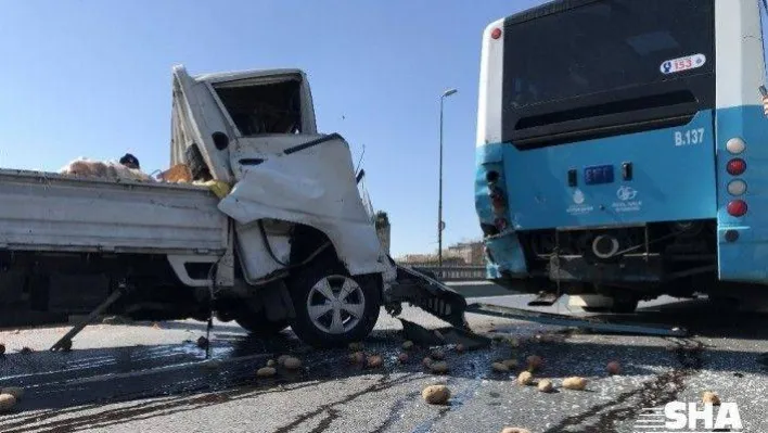 (Özel) Edirnekapı'da kamyonet özel halk otobüsüne çarptı: 2 yaralı