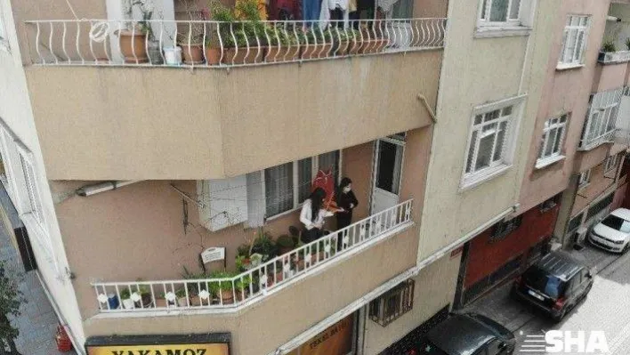 (Özel) Evde kalanlar için balkonda keman resitali