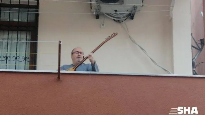(Özel) Faruk dededen balkonda bağlamalı müzik ziyafeti