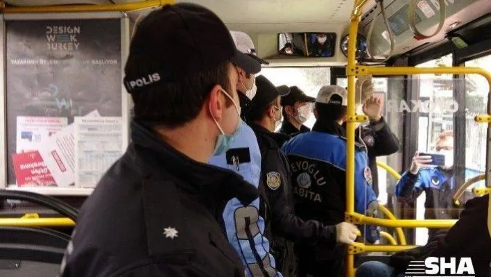 (Özel) İstanbul polisinden toplu taşımadaki yolculara 'sosyal mesafe' uyarısı
