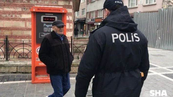 (Özel) İstanbul'da sokağa çıkan yaşlıların polisi ikna çalışmaları kamerada