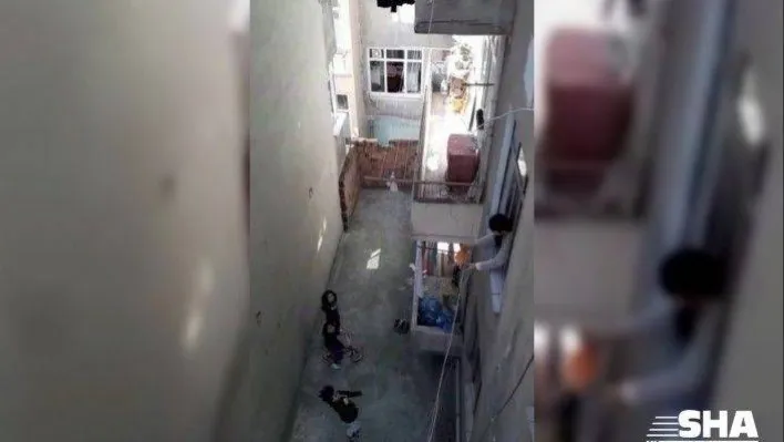 (Özel) İstanbul'da sokağa çıkma yasağı olan çocuklar pencereden top oynadı