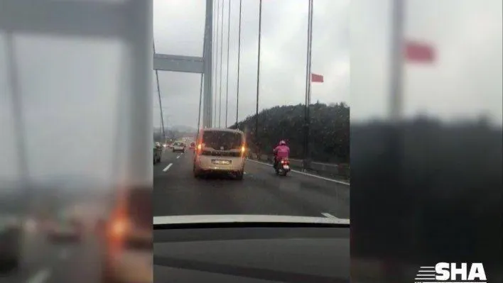 (Özel)  Köprüden geçen motosikletli kuryeye sürücüler kalkan oldu