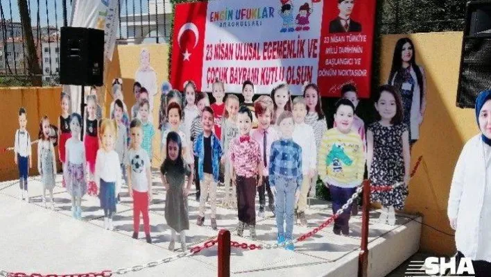 (Özel) Öğrencilerin maketleriyle okul bahçesinde 23 Nisan kutlaması