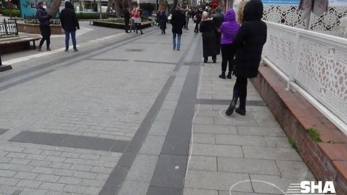 (Özel) Polisten sosyal mesafeyi korumak için tebeşirli önlem