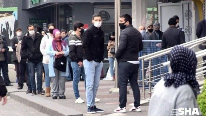 (Özel) Sultangazi'de PTT ve banka önlerinde yoğunluk