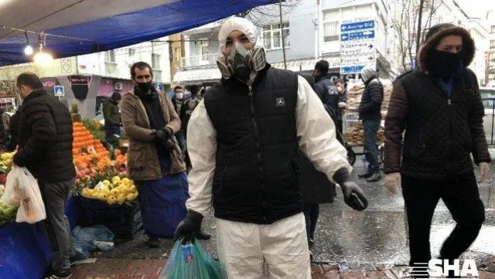 Özel tulumu ve maskesiyle pazara geldi, hem şaşırttı hem gülümsetti