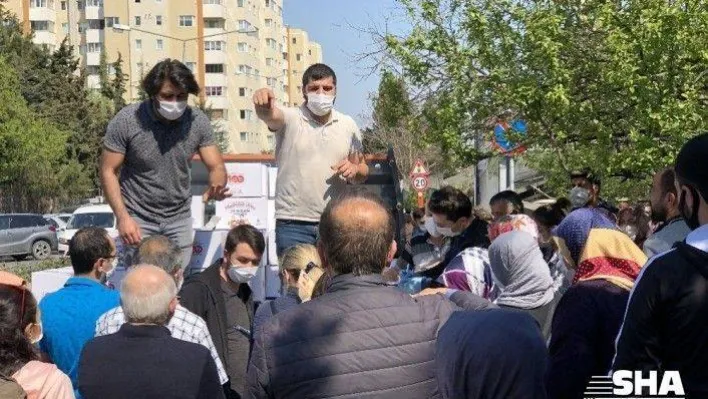 Yardım kolisi dağıtımında sosyal mesafe unutuldu