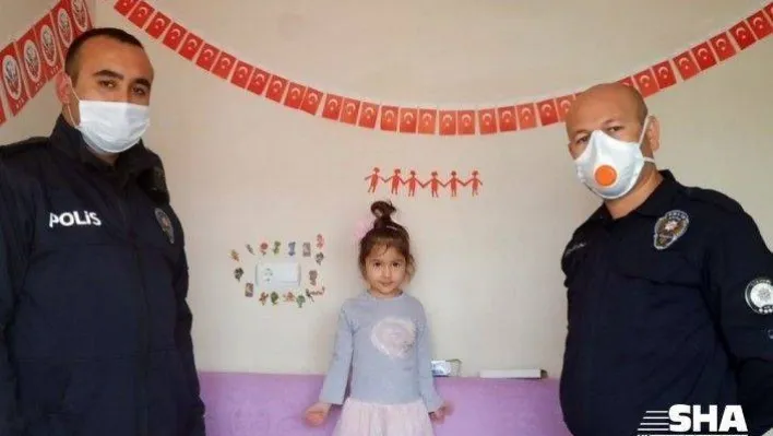Polis, küçük kızın 23 Nisan Bayramını kutladı
