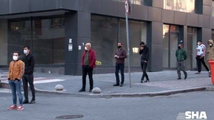 Ramazan'ın 2. gününde de sosyal mesafeli pide kuyruğu oluştu