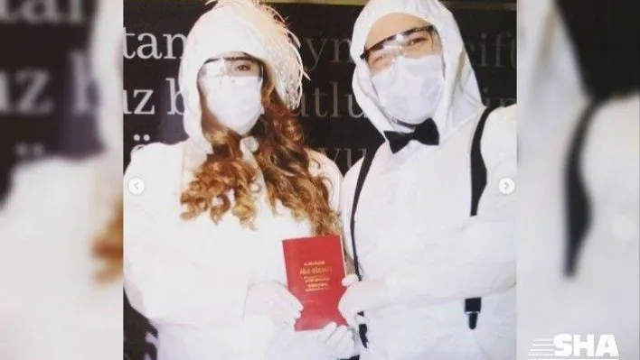 Sağlıkçı çift koruyucu tulumla evlendi, canlı yayında düğün yaptı