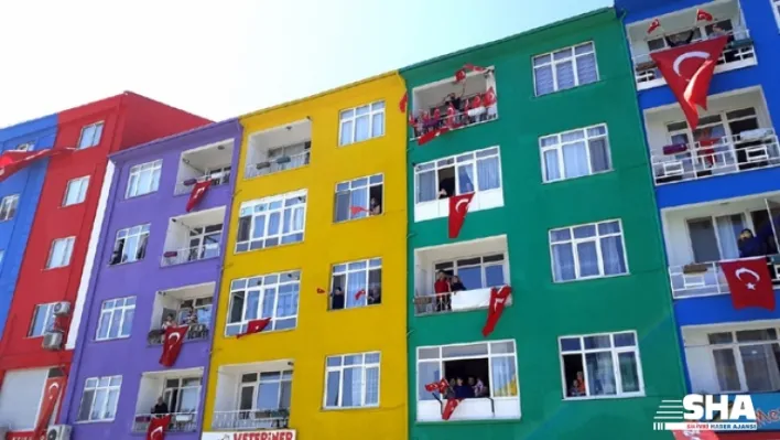 Silivri'de 23 Nisan balkonlardan kutlandı