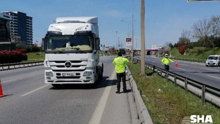 Sokağa çıkan genç polisleri &quotDedeme yemek götürdüm" diye kandırmaya çalıştı